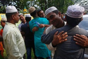 - المسلمون يهنئون بعضهم في بنجلاديش