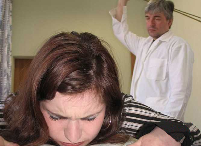 Сожитель порет зрелую женщину в мохнатку и даёт ей елдак за щеку