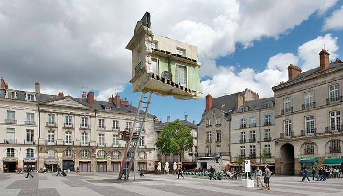 تمثال يدعى «خطوة في نهاية المطاف» من تصميم الفنان «ليناردو إرلتش» في مهرجان الرحلة الفنية في نانتس-فرنسا
