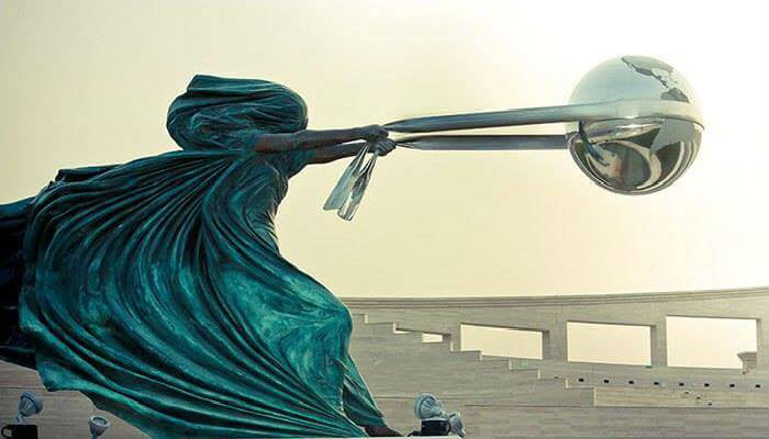 تمثال يسمى «قوة الطبيعة» من تصميم الفنان «لورينزو كوين» في الدوحة عاصمة قطر