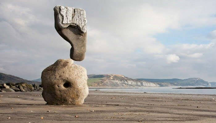 التمثال الذي تحدى الجاذبية، هو من تصميم الفنان «أدريان جراي» وهو فن موازنة الحجر عند نقطة التوازن.