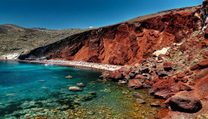شاطئ سانتوريني الأحمر في اليونان