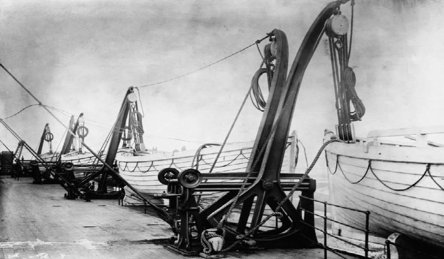 قوارب النجاة معلقة على سفينة التاتاينيك قبل وقت قصير من انطلاقها في نيسان1912
