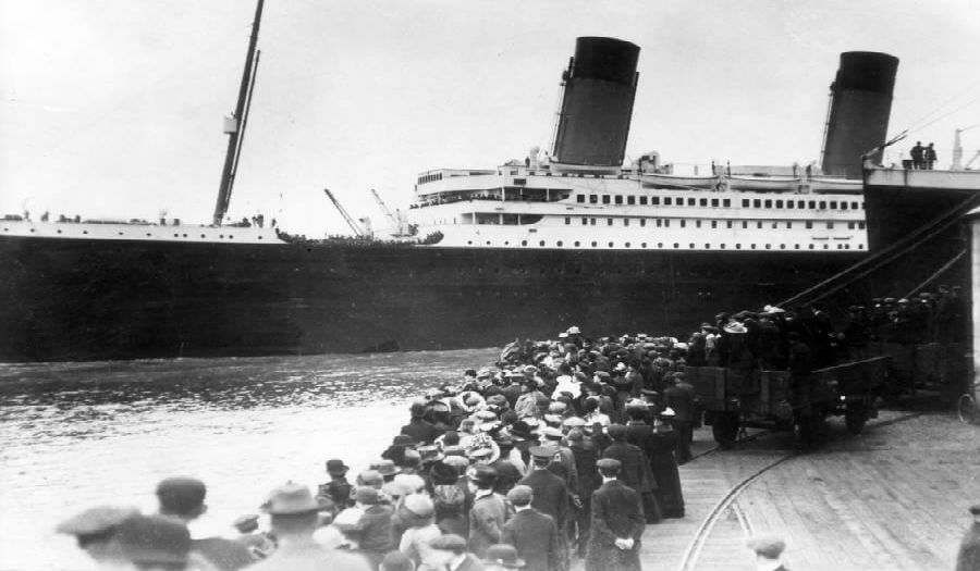 اصطفاف الركاب للصعود الى سفينة التايتانيك يوم انطلاق الرحلة في 10/4/1912