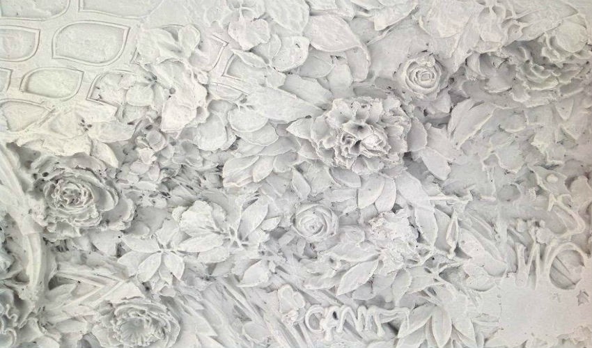 تقنية النحت البارز على شكل زهور بيضاء بواسطة الفنان الروسي «غوغا تانداشفيلي»