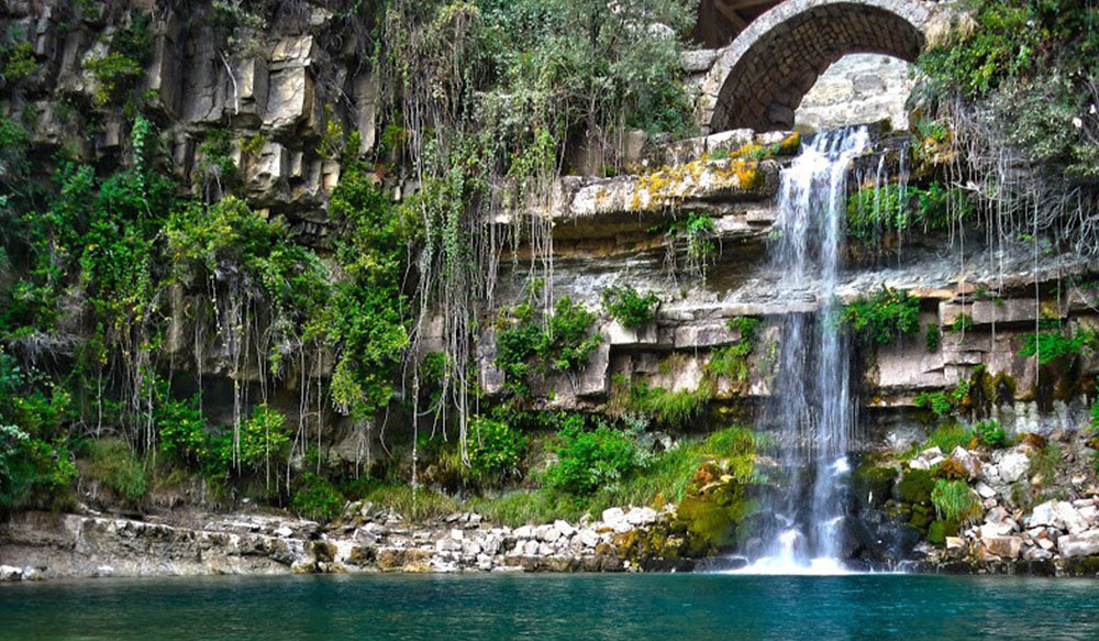 تقع في تنورين شمال لبنان قضاء البترون وتعتبر من أجمل الشلالات في العالم.