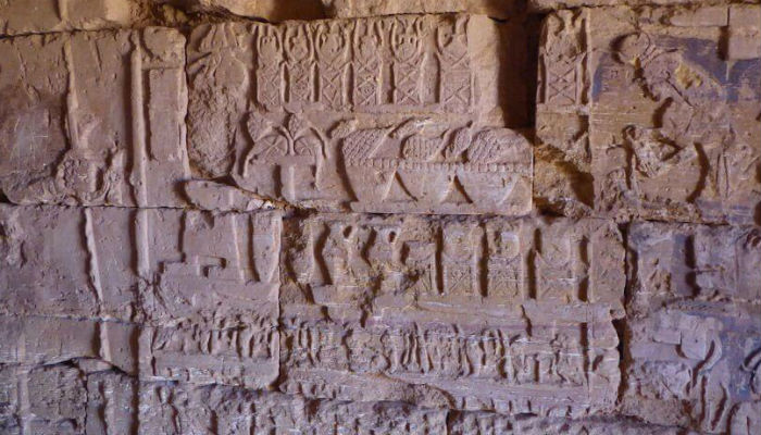 النقوش الموجودة على جدران حجر المدافن على أهرامات النوبة في السودان