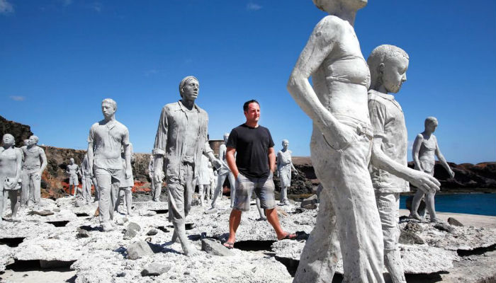 "جايسون دي كايريس تايلور" مع بعض تماثيله خارج الاستوديو الخاص به في لانزاروت.