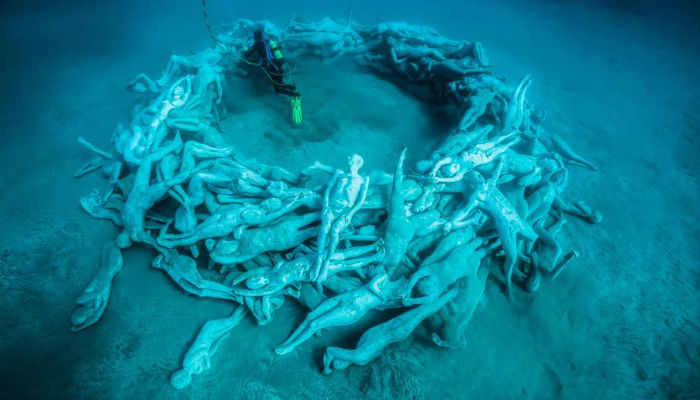 مجموعة تماثيل تحت الماء في متحف "أتلانتيكو" في أوروبا.