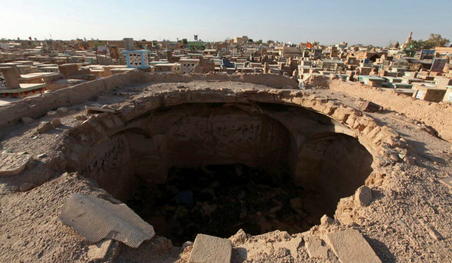 حفرة كبيرة في مقبرة وادي السلام في النجف الأشرف بالعراق.