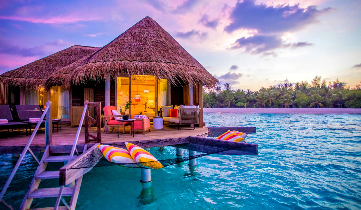تعد جزر "المالديف" من أهم وأشهر المعالم السياحية في العالم، ولديها أجواء مريحة ومليئة بالإسترخاء خاصة للمسافرين في شهر رمضان، تتشكل المالديف من أرخبيل مؤلف من 1190 جزيرة، يسكن 20 منها فقط السكان المحليون، كذلك هناك 88 جزيرة فيها صممت خصيصاً للمنتجعات السياحية.