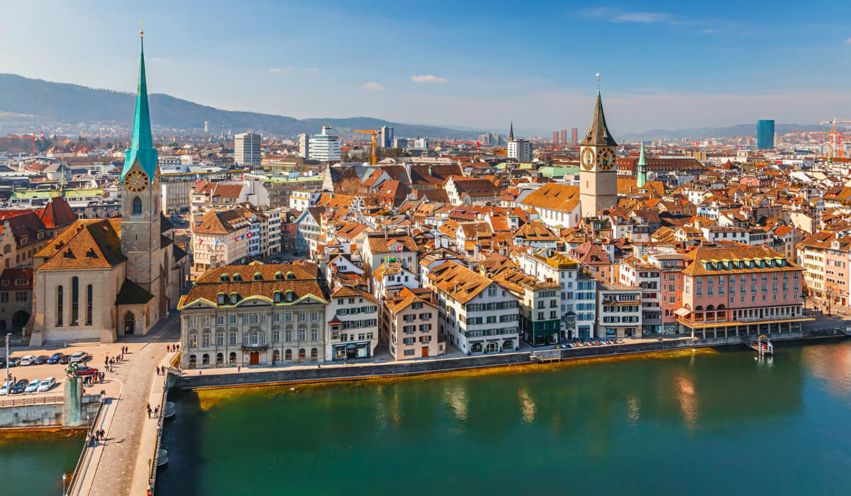 تحتل مدينة زيوريخ في سويسرا المرتبة الأولى في قائمة أعلى أجراً في العالم، إذ يبلغ متوسط دخل الفرد فيها 5,876 دولاراً شهرياً.
