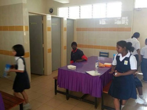مدرسة في ماليزيا تجبر الطلاب على الاكل في الحمامات
