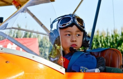 طفل يقود طيارة
