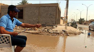 عراقي يصطاد سمك في الشارع