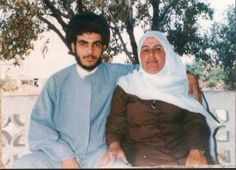السيد حسن نصرالله مع امه