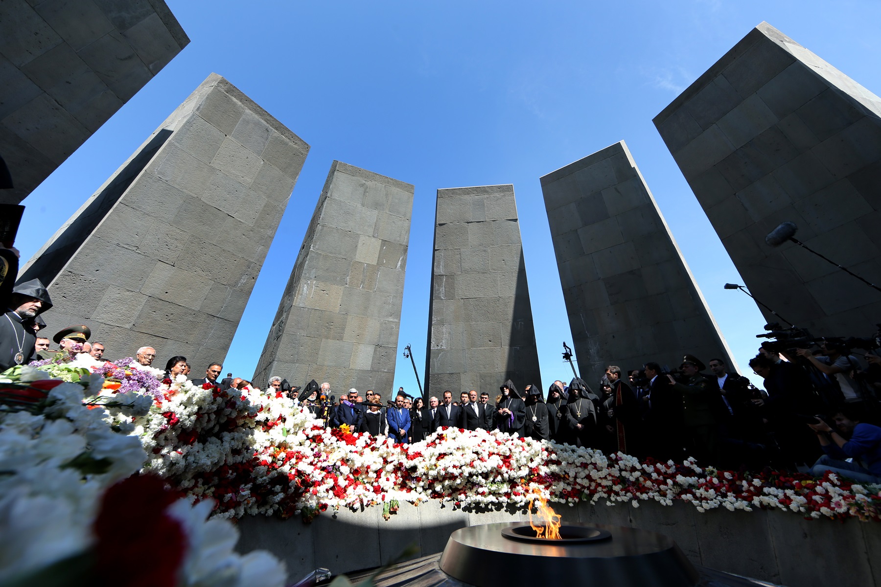 Преступление геноцида. Геноцид армян Цицернакаберд. Мемориал памяти геноцида армян. Памятник жертвам геноцида в Ереване. Мемориальный комплекс Ереван памяти жертв геноцида.