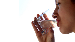 تحذير من شرب الماء بعد الأكل