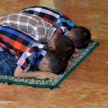 أطفال يقيمون الصلاة في المسجد الذهبي في الفلبين.