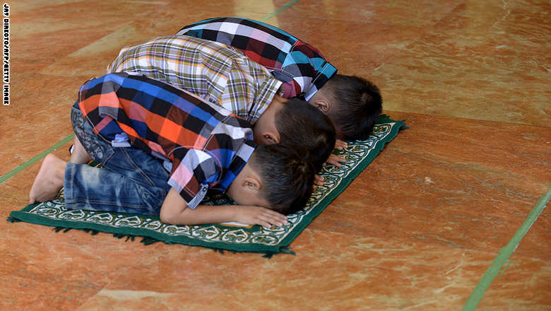 أطفال يقيمون الصلاة في المسجد الذهبي في الفلبين.