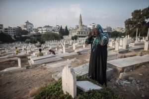 - زيارة المقابر في غزة