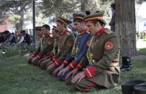 - أفراد الحرس الجمهوري أثناء الصلاة في أفغانستان