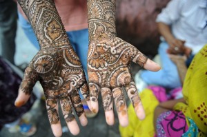 - احتفالات النساء في الهند برسم الحنة على أيديهن