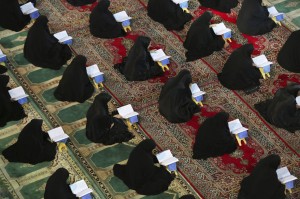 - تجمعات نسائية لقراءة القرآن في إيران