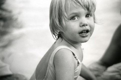 انجلينا جولي في الطفولة