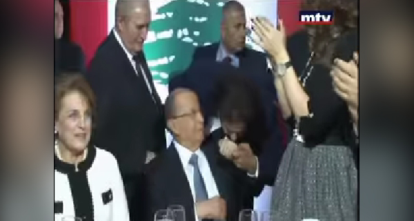 سمير صفير يقبل يد ميشال عون