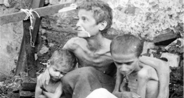أم هزيلة تحضن ولديها خلال المجاعة التي ضربت لبنان بين عامي 1914 و1918