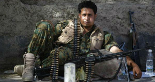 مسلح حوثي بزي الجيش اليمني قرب أحد المواقع في صنعاء يخزن القات أمس (إ.ب)