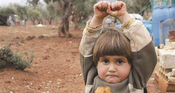 اللاجئة السوريّة هدى (4 أعوام) تستسلم لعدسة المصوّر التركي عثمان صغيرلي (عن «تويتر»)