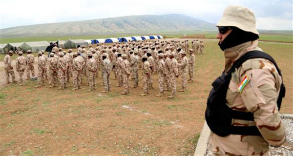 تدريب قوات "الحشد الوطني" تحضيرا لـ "عملية الموصل" بمشاركة ضباط أتراك، في معسكر جبل مقلوب قرب الموصل، أمس.("الأناضول")
