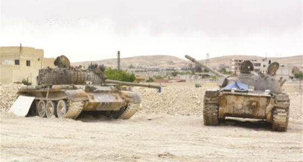 دبابتان للجيش السوري في عسال الورد امس الاول (ا ف ب)