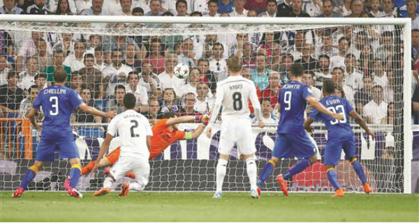 مهاجم «يوفنتوس» الإسباني موراتا (9) يسجل هدف التعادل في مرمى حارس «ريال مدريد» كاسياس (رويترز)