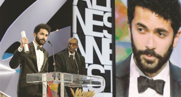داغر يتسلم الجائزة من رئيس لجنة التحكيم للافلام القصيرة المخرج الموريتاني عبد الرحمن سيساكو، في كانّ امس