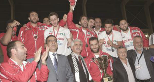 بعثة "اللبناني" تحتفل بكأس البطولة