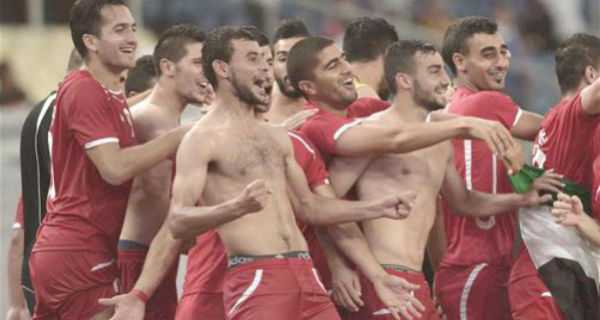 لاعبو «الفلسطيني» يحتفلون بالفوز الكاسح على «الماليزي» (أ ف ب)