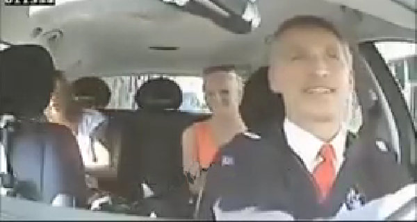 رئيس وزراء النرويج بزي سائق تاكسي