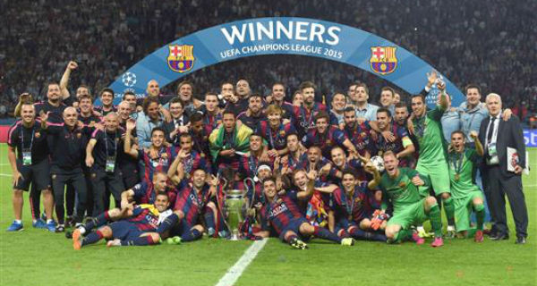 «برشلونة» متوجا بكأس دوري أبطال أوروبا (أ ف ب)