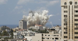 دخان متصاعد على إثر غارة إسرائيلية في مدينة غزة، 9 أغسطس 2014