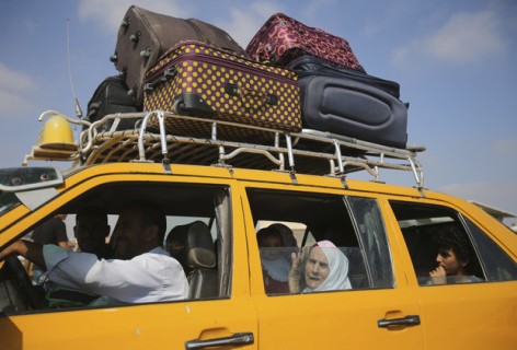 فلسطينيون على معبر رفح يسعون الوصول إلى مصر، 25 أغسطس 2014