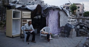 فلسطيني في ملجأ بجانب منزله المدمر في بيت حانون، 8 أكتوبر 2014