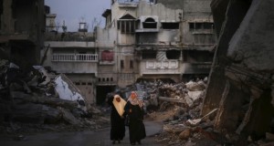 نساء فلسطينيات على أطلال ما تبقى من المنازل المدمرة، 1 ديسمبر 2014