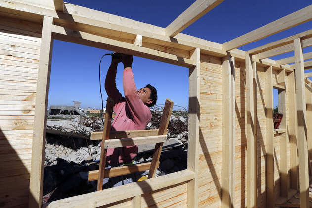 بناء منازل خشبية مؤقتة للعوائل التي دمرت منازلها في غزة، 1 فبراير 2015