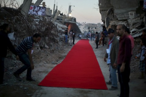 السجاد الأحمر يفرش بين الأنقاض تحضيراً لعرض فيلم حول الحرب على غزة، 12 مايو 2015