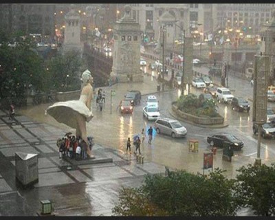 يوم ماطر في شيكاغو بالولايات المتحدة الامريكية