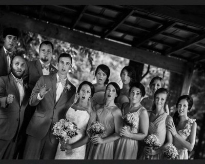 المصور يتعثر ويقع اثناء التقاطها في حفل زفاف مسجلا بذلك لقطة جميلة