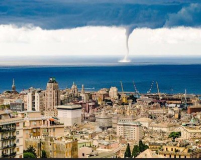اعصار بحري في جنوى بأيطاليا